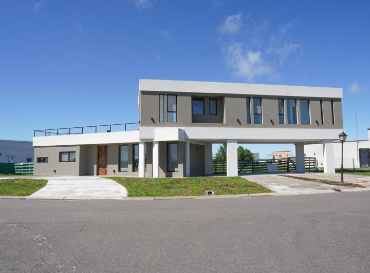 Casa · 180m² · 5 Ambientes · 3 Cocheras