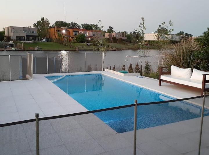Casa · 380m² · 6 Ambientes · 2 Cocheras