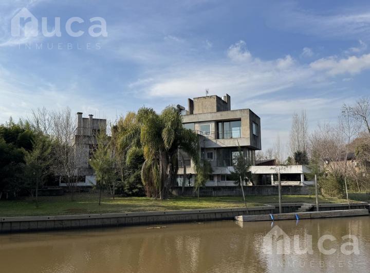 Casa · 329m² · 7 Ambientes · 2 Cocheras