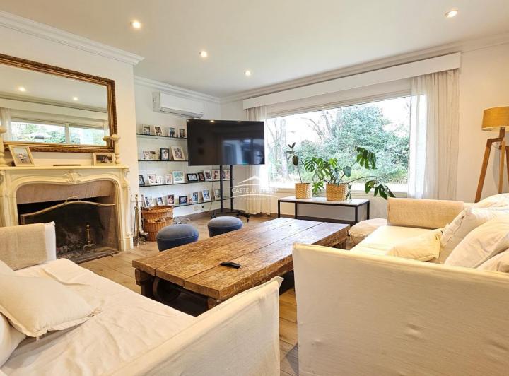 Casa · 340m² · 6 Ambientes · 2 Cocheras