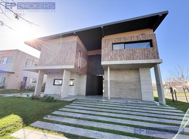 Casa · 240m² · 6 Ambientes · 4 Cocheras