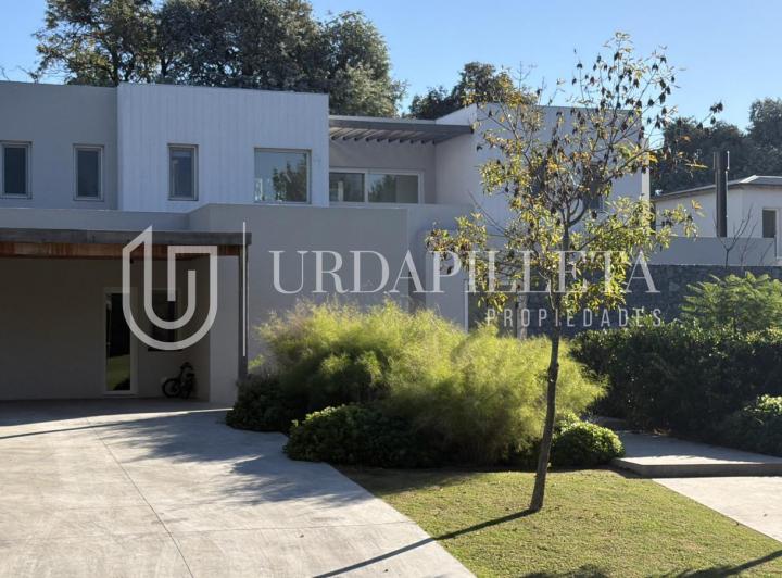 Casa · 303m² · 5 Ambientes · 2 Cocheras