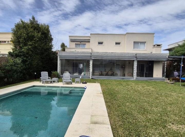 Casa · 153m² · 5 Ambientes · 2 Cocheras