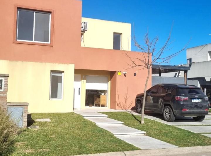 Casa · 130m² · 5 Ambientes · 2 Cocheras