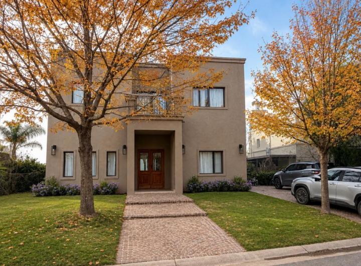 Casa · 263m² · 7 Ambientes