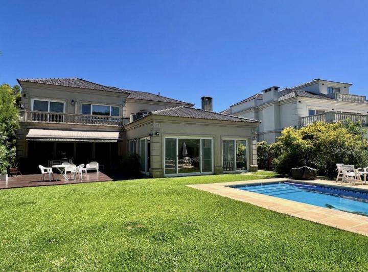 Casa · 370m² · 8 Ambientes · 1 Cochera