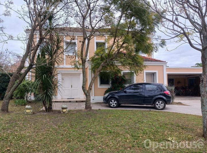 Casa · 230m² · 5 Ambientes · 6 Cocheras