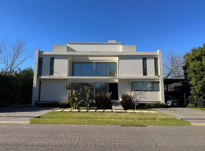 Casa · 308m² · 5 Ambientes · 1 Cochera