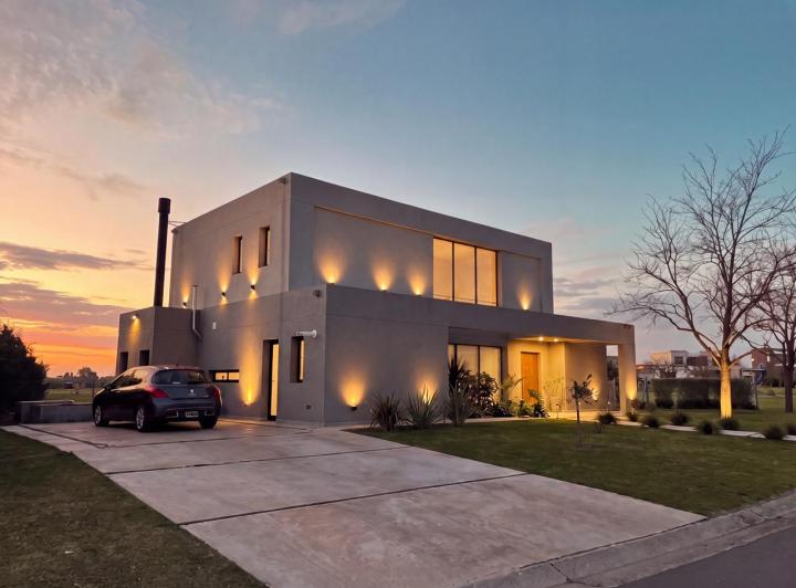 Casa · 220m² · 6 Ambientes · 6 Cocheras
