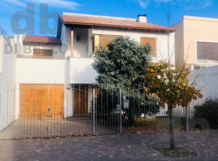 Casa · 235m² · 4 Dormitorios · 1 Cochera