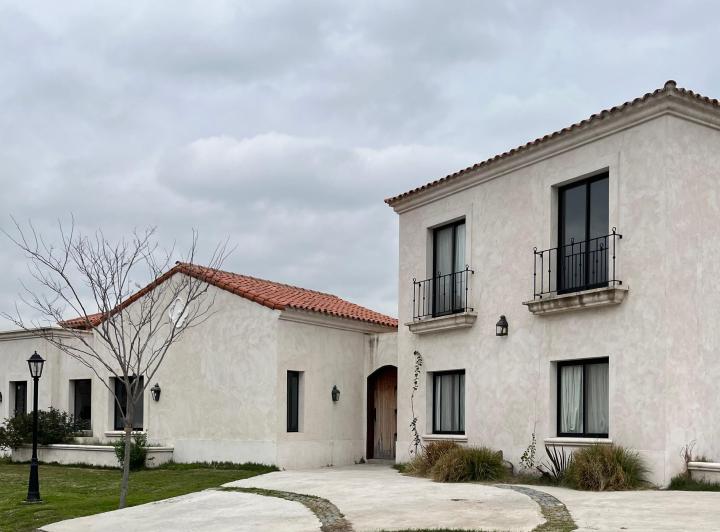 Casa · 325m² · 10 Ambientes · 2 Cocheras