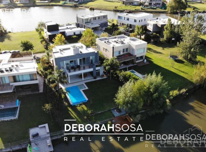 Casa · 240m² · 4 Ambientes · 4 Cocheras
