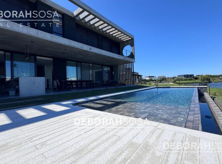 Casa · 277m² · 7 Ambientes · 2 Cocheras