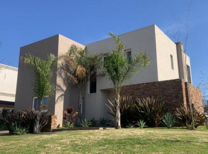 Casa · 210m² · 5 Ambientes · 2 Cocheras