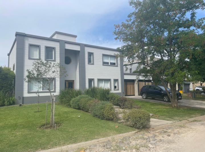 Casa · 230m² · 6 Ambientes · 2 Cocheras