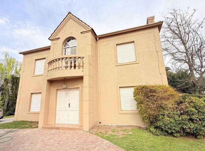 Casa · 200m² · 5 Ambientes · 2 Cocheras