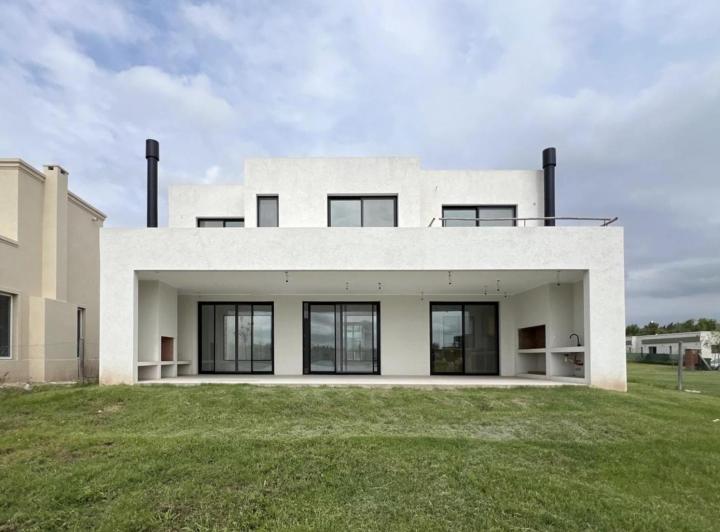 Casa · 233m² · 5 Ambientes · 2 Cocheras