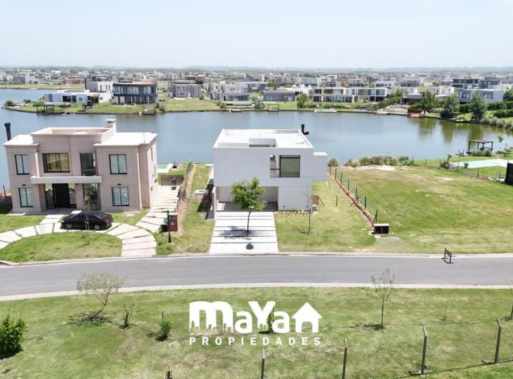 Casa · 261m² · 5 Ambientes · 2 Cocheras