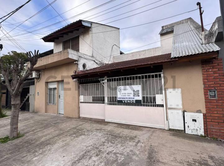 Casa · 160m² · 4 Dormitorios · 1 Cochera