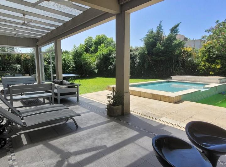 Casa · 351m² · 6 Ambientes · 1 Cochera