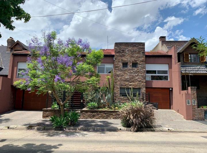 Casa · 500m² · 5 Ambientes · 3 Cocheras
