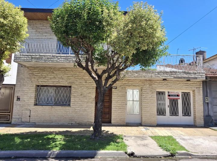 Casa · 210m² · 6 Ambientes · 1 Cochera