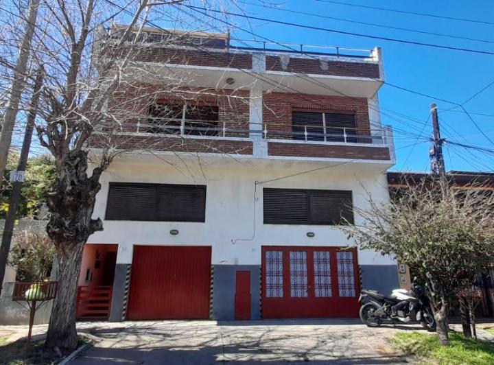 Casa · 400m² · 4 Ambientes · 1 Cochera