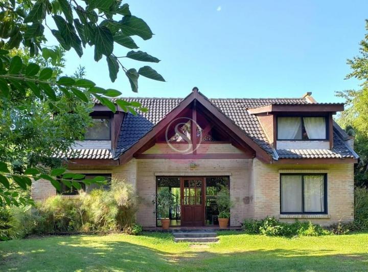 Casa · 230m² · 6 Ambientes · 4 Cocheras