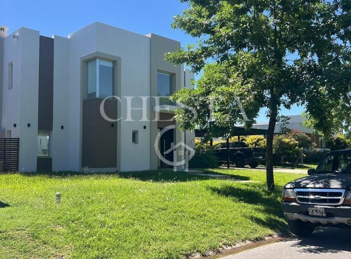 Casa · 222m² · 7 Ambientes · 3 Cocheras