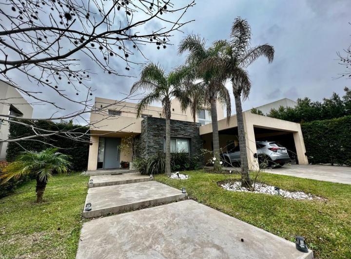 Casa · 340m² · 7 Ambientes · 4 Cocheras