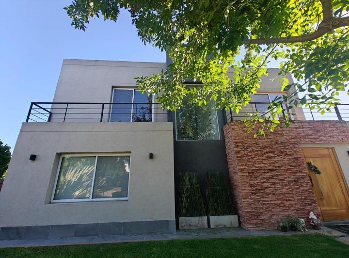Casa · 250m² · 6 Ambientes · 2 Cocheras
