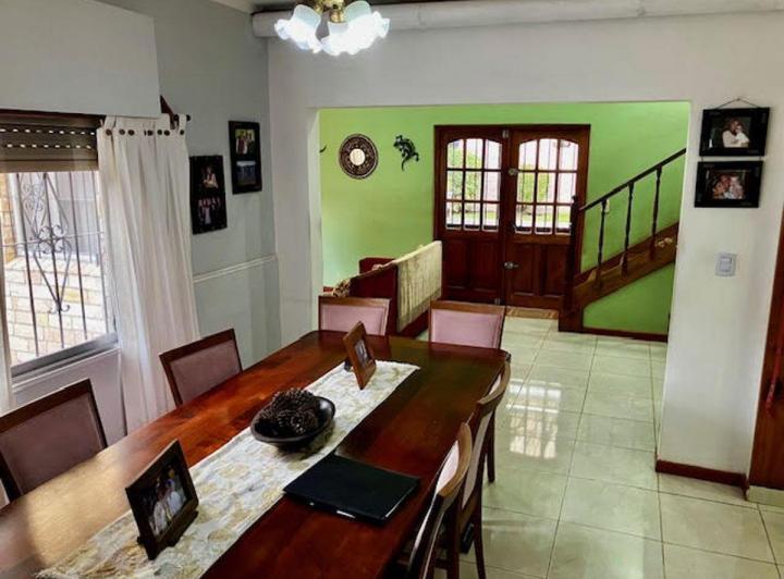 Casa · 335m² · 5 Ambientes · 6 Cocheras