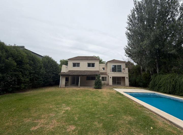 Casa · 230m² · 6 Ambientes · 2 Cocheras