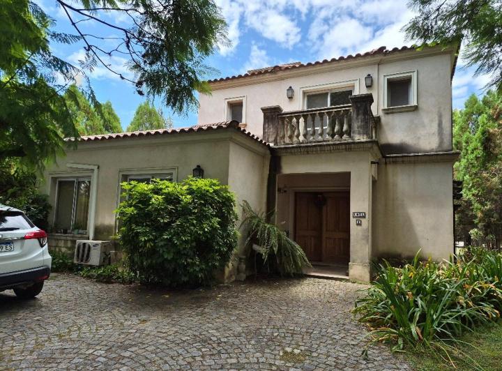 Casa · 18990m² · 5 Ambientes · 1 Cochera