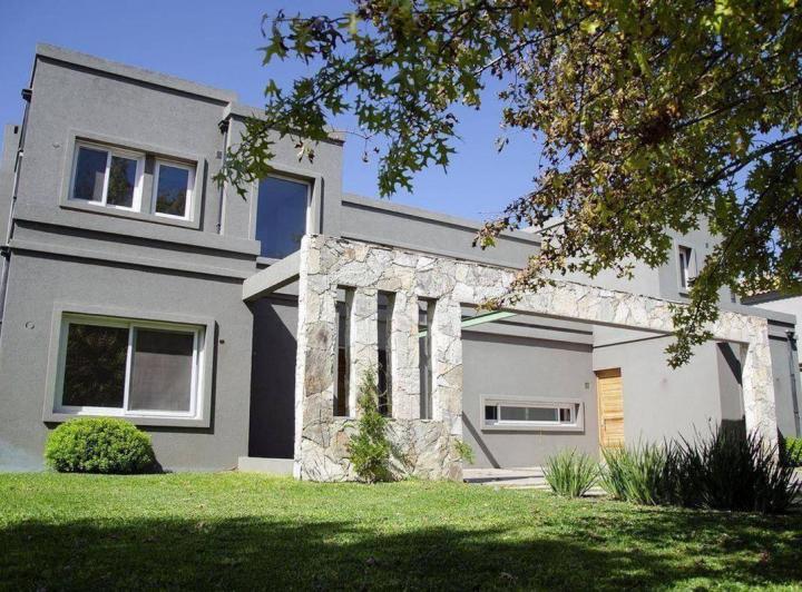 Casa · 325m² · 5 Ambientes · 6 Cocheras