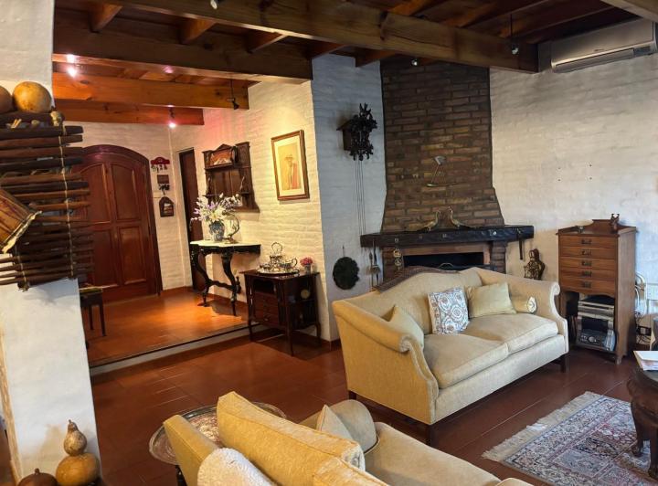 Casa · 293m² · 5 Dormitorios · 3 Cocheras