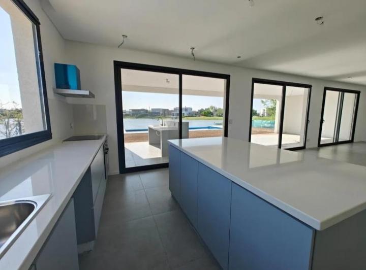 Casa · 250m² · 5 Ambientes · 2 Cocheras