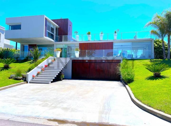 Casa · 1235m² · 8 Ambientes · 2 Cocheras