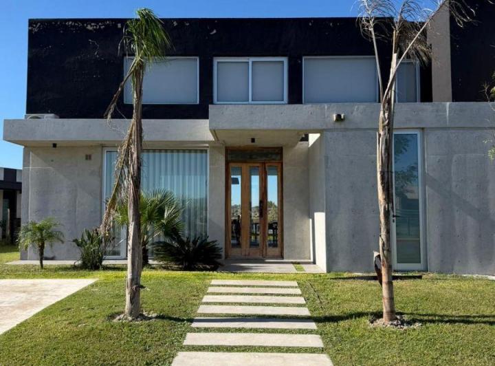 Casa · 310m² · 7 Ambientes · 2 Cocheras