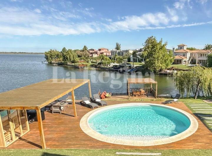 Casa · 323m² · 6 Ambientes · 1 Cochera