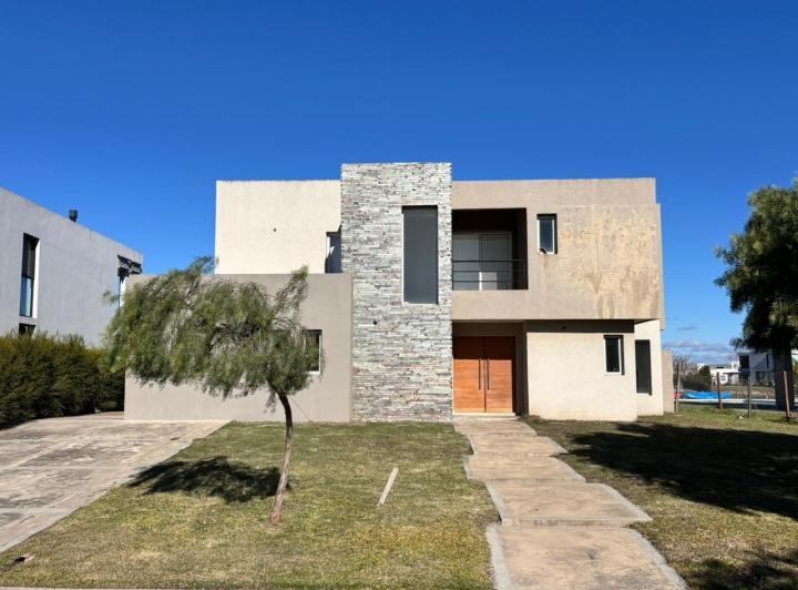 Casa · 205m² · 5 Ambientes · 3 Cocheras