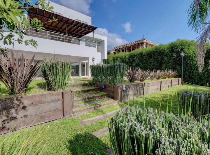 Casa · 540m² · 6 Ambientes · 6 Cocheras