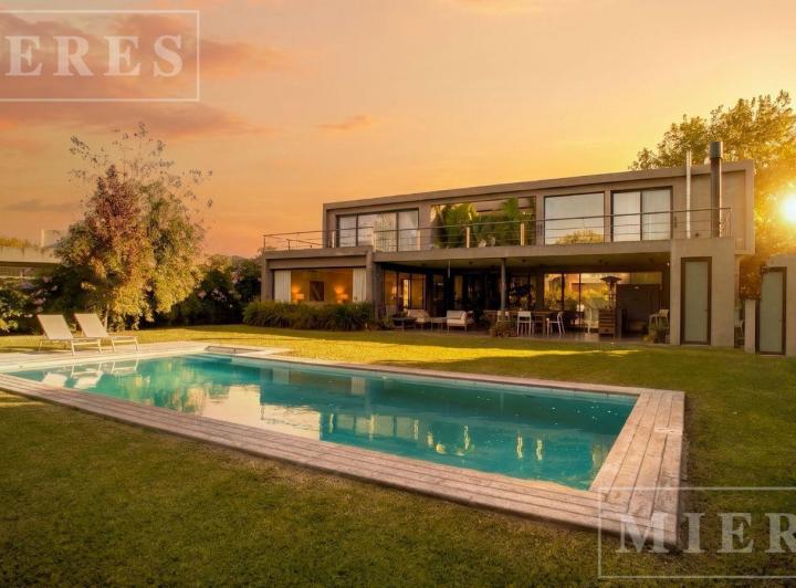 Casa · 330m² · 6 Ambientes · 1 Cochera