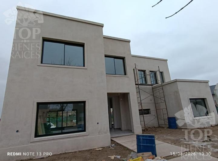 Casa · 180m² · 5 Ambientes · 2 Cocheras