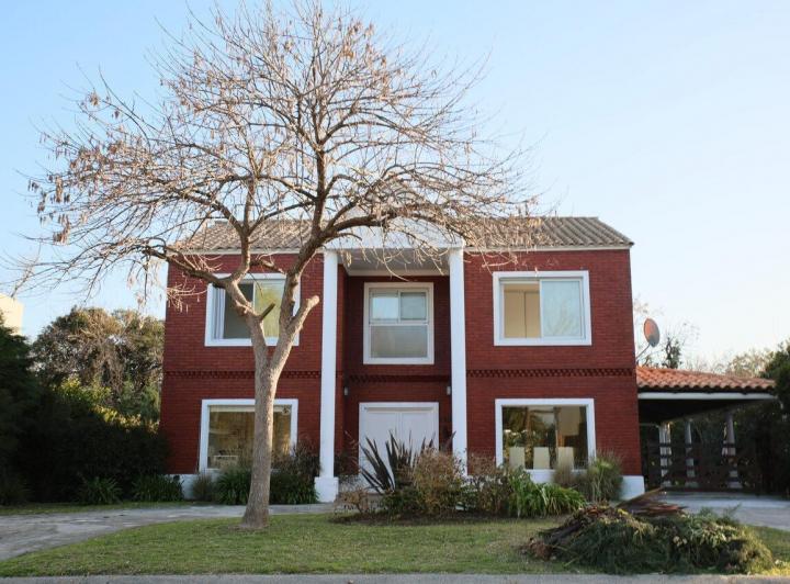 Casa · 241m² · 5 Ambientes · 2 Cocheras