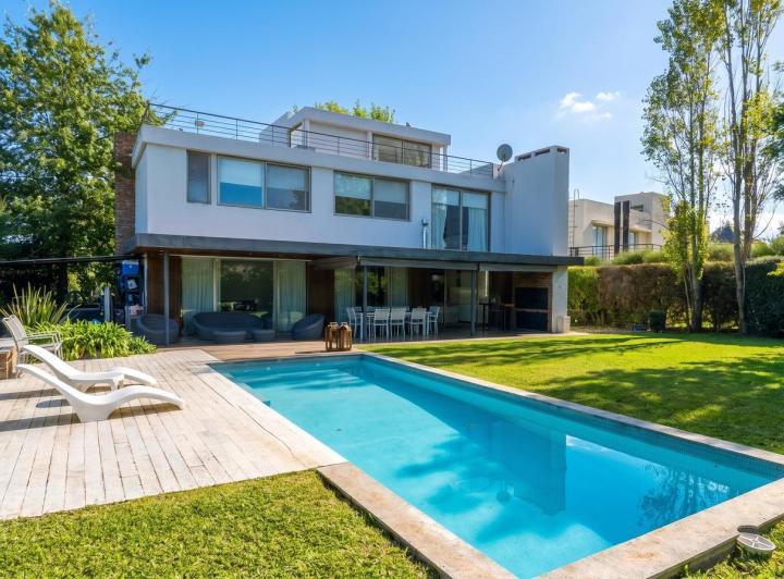 Casa · 311m² · 6 Ambientes · 4 Cocheras