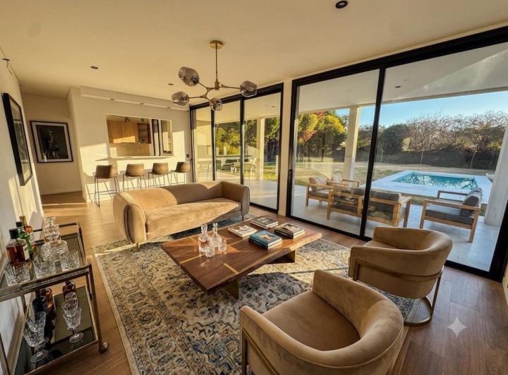 Casa · 157m² · 5 Ambientes · 2 Cocheras