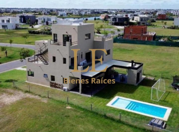 Casa · 240m² · 5 Ambientes · 4 Cocheras