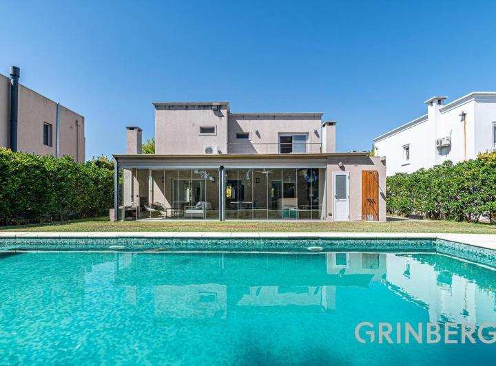 Casa · 226m² · 5 Ambientes · 3 Cocheras