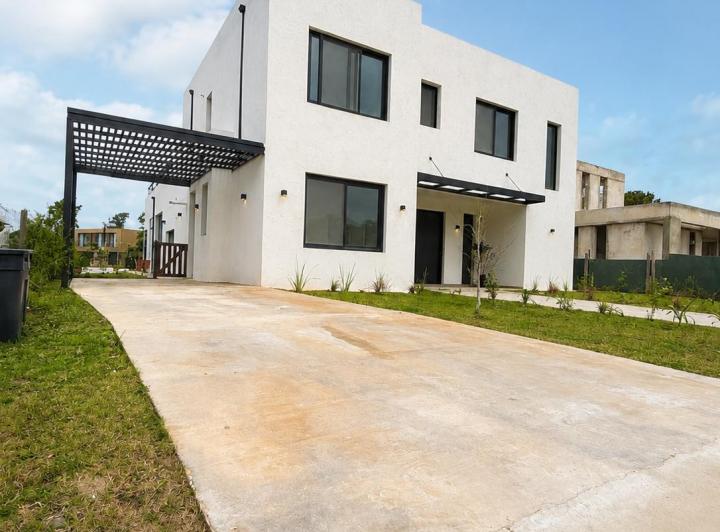 Casa · 270m² · 5 Ambientes · 2 Cocheras